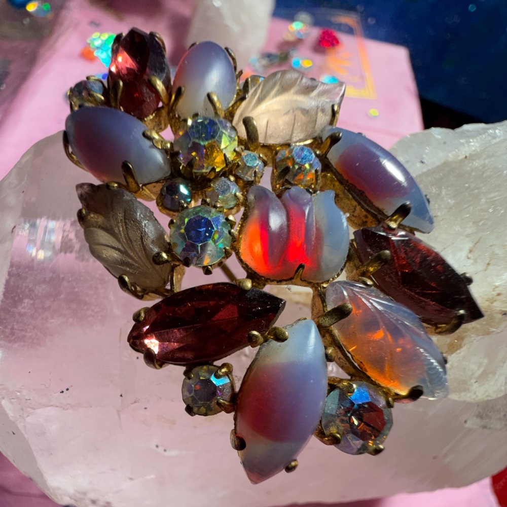 Vintage Brooch/Pin is Stunning! Gold flashed rhinestone sparkle! EUC